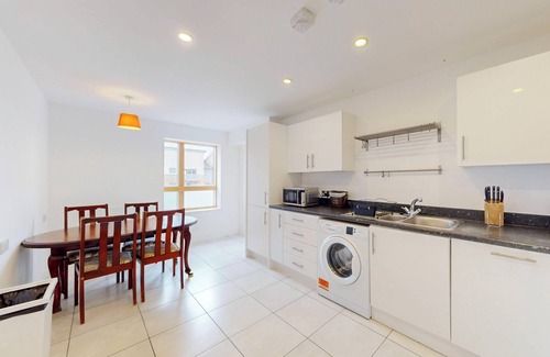 St. George's Appartement | Spacious 3-Bed with balcony, 5-min walk to station