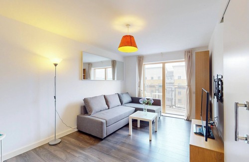 St. George's Appartement | Spacious 3-Bed with balcony, 5-min walk to station
