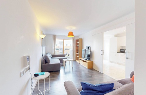 St. George's Appartement | Spacious 3-Bed with balcony, 5-min walk to station