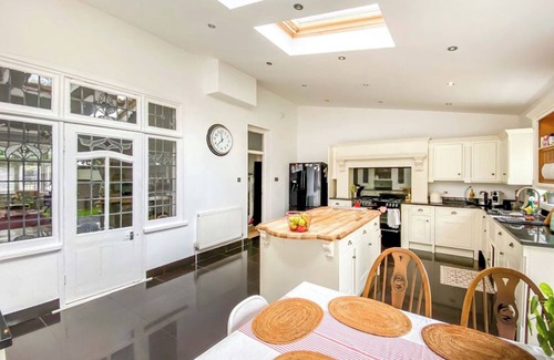 Cranbrook Appartement | Spacious 3-Bedroom Family Home with Garden