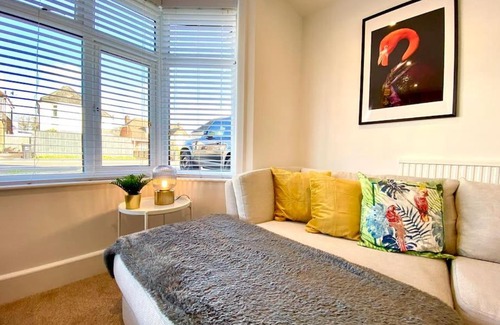 Poole Maison | Spacious 3 Bedroom House - 5 Minutes to the nearest Beach! - Great Location - Garden - Parking - Fast WiFi - Smart TV - Newly decorated - sleeps up to 7! Close to Poole & Bournemouth & Sandbanks