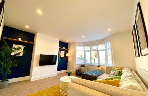 Poole Maison | Spacious 3 Bedroom House - 5 Minutes to the nearest Beach! - Great Location - Garden - Parking - Fast WiFi - Smart TV - Newly decorated - sleeps up to 7! Close to Poole & Bournemouth & Sandbanks