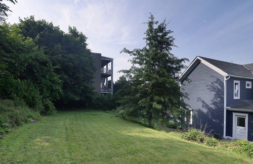 Leetsdale Maison | Spacious 3 Bedroom, 2 bath - sleeps up to 12! 30 min from Pittsburgh!