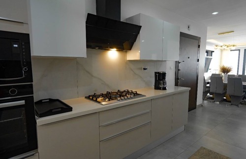 Yof Appartement | Spacious 3-bedroom, 3 Bathroom with Jacuzzi, pool, gym, and ocean view