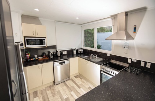 Tauranga Appartement | Spacious 3-bedroom apartment in Tauranga with partial inner harbour views