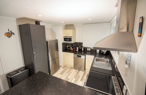 Tauranga Appartement | Spacious 3-bedroom apartment in Tauranga with partial inner harbour views