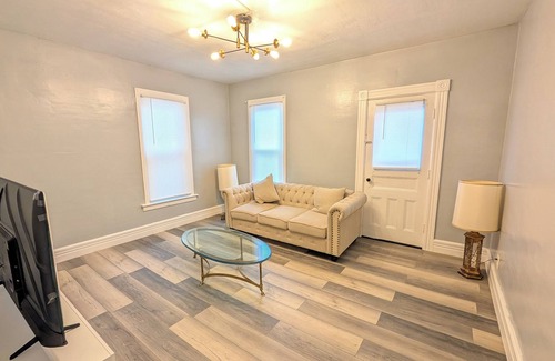 Utica Appartement | Spacious 3-bedroom apartment with WiFi, AC in enchanting Utica