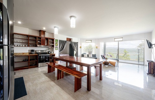 Tilaran Copropriété | Spacious 3-bedroom condo in wonderful Lake Arenal with WiFi, AC, swimming pool.