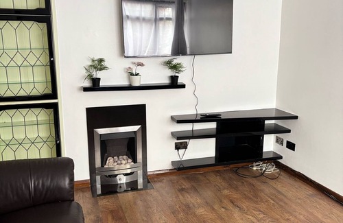 River Maison | Spacious 3 bedroom house/Free parking/10 mins from train station