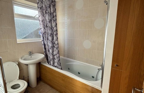 River Maison | Spacious 3 bedroom house/Free parking/10 mins from train station