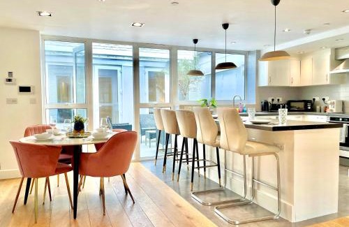 Holloway Appartement | Spacious 3-bedroom Holloway Flat with Patio & WiFi near Islington , Kings Cross , Camden Town