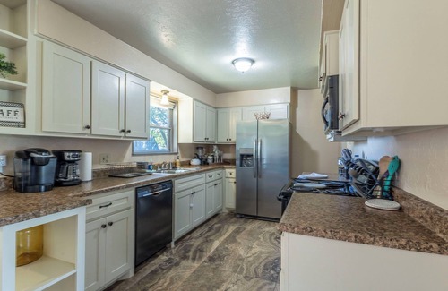 Del City Maison | Cheerful 3-Bedroom Home with Spacious Backyard - Pet Friendly