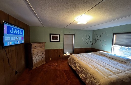 Hoyt Cabine | Spacious 3 bedroom lake view home just minutes from the beach!