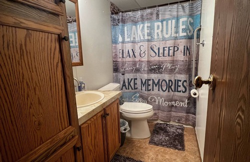 Hoyt Cabine | Spacious 3 bedroom lake view home just minutes from the beach!