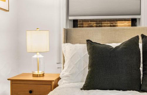 Ukrainian Village Appartement | Spacious 3-Bedroom Retreat in the Heart of NYC