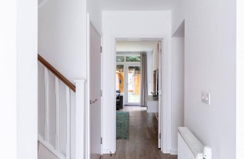High Barnet Maison | Spacious 3 Bedroom Terraced House, Great Transport Links and Amenities Close by