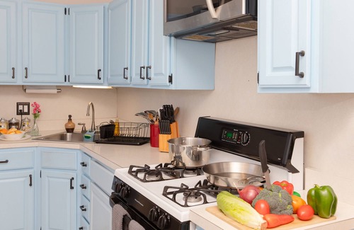 Jersey City Appartement | Urban Oasis: Sauna, King Bed, Garage Parking. Housekeeping, Laundry Services!