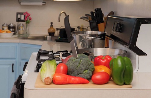 Jersey City Appartement | Urban Oasis: Sauna, King Bed, Garage Parking. Housekeeping, Laundry Services!