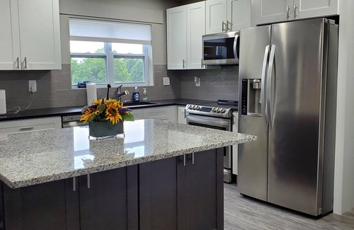 Scott Depot Maison | Spacious 3-bedroom home, off I-64 & 35, sleeps 11