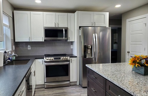 Scott Depot Maison | Spacious 3-bedroom home, off I-64 & 35, sleeps 11