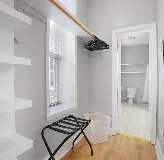 Central West End Appartement | Spacious 3-Bedroom with King Bed & Prime Location