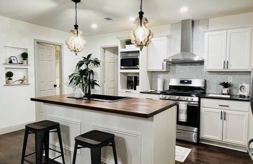 North San Antonio - SAT Maison | Spacious 3 BR near Airport, AT&T CTR & Riverwalk!