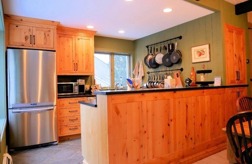 Bromley Mountain Maison | Spacious 3-Level End-unit Townhouse in the Clovers at Bromley