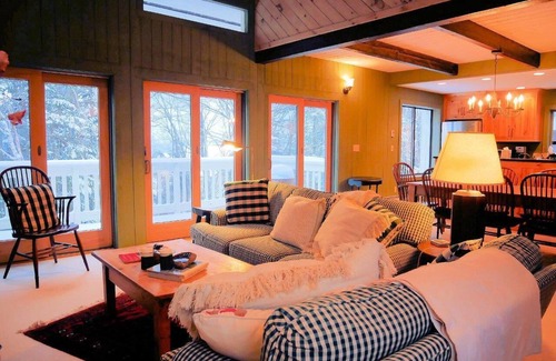 Bromley Mountain Maison | Spacious 3-Level End-unit Townhouse in the Clovers at Bromley