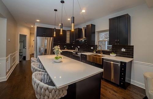 South Chicago Maison | Spacious 3 Level Home with 4 BDR/3 BA & full Kitchen