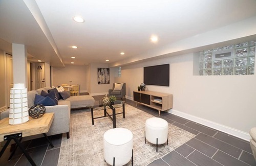 South Chicago Maison | Spacious 3 Level Home with 4 BDR/3 BA & full Kitchen