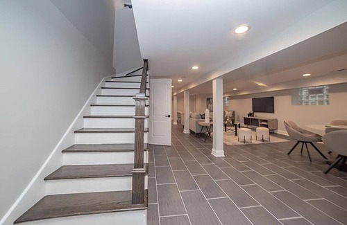 South Chicago Maison | Spacious 3 Level Home with 4 BDR/3 BA & full Kitchen