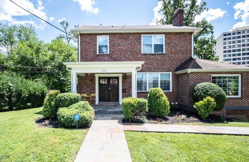 Downtown Maison | Spacious 3-Level Colonial Near DC - Walk to Metro & Attractions!