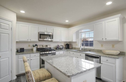 Sterling Maison | Spacious 3 LVL, 3 BEDR + Attached Baths, Close to Airport ✈ and Attractions