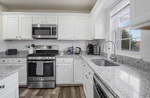 Sterling Maison | Spacious 3 LVL, 3 BEDR + Attached Baths, Close to Airport ✈ and Attractions