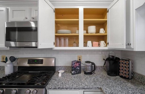 Sterling Maison | Spacious 3 LVL, 3 BEDR + Attached Baths, Close to Airport ✈ and Attractions