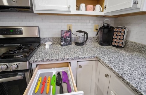 Sterling Maison | Spacious 3 LVL, 3 BEDR + Attached Baths, Close to Airport ✈ and Attractions