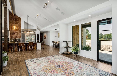 Bartlesville Maison | Spacious 310Acre Retreat w/Barn, Stunning Views, Pool & Wedding Venue 25+ Guests