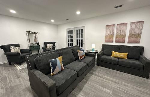 DeKalb Maison | Spacious 3BD 2BA 5 MIN TO NIU Pets Welcome Fast WIFI