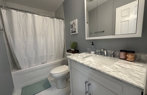 DeKalb Maison | Spacious 3BD 2BA 5 MIN TO NIU Pets Welcome Fast WIFI