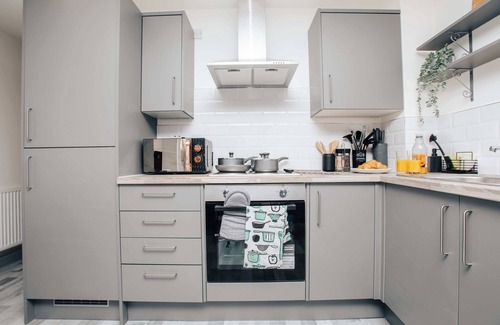 Tipton Maison | SPACIOUS 3BD TOWNHOUSE w 2WCs+15MINS TO BHAM &WOLV
