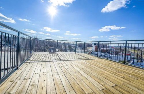 Fairlawn Appartement | Spacious 3Bedroom Duplex with Rooftop Deck!