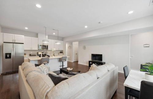 Fairlawn Appartement | Spacious 3Bedroom Duplex with Rooftop Deck!