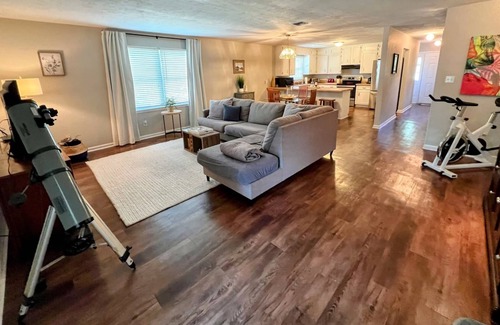 Woodland Drives Maison | Spacious 3BR 2.5 BA Townhome, Near Capital, Universities, Cascades & Meyers Park