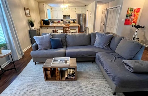 Woodland Drives Maison | Spacious 3BR 2.5 BA Townhome, Near Capital, Universities, Cascades & Meyers Park