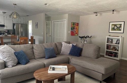 Woodland Drives Maison | Spacious 3BR 2.5 BA Townhome, Near Capital, Universities, Cascades & Meyers Park