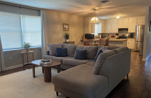 Woodland Drives Maison | Spacious 3BR 2.5 BA Townhome, Near Capital, Universities, Cascades & Meyers Park
