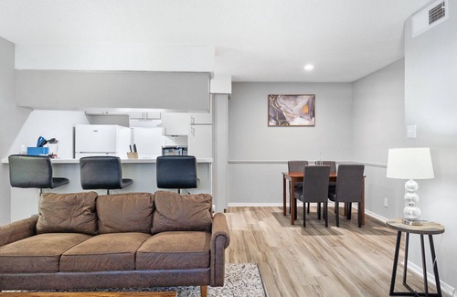 North University Appartement | Spacious 3BR/2BA next to UT 7950