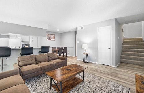 North University Appartement | Spacious 3BR/2BA next to UT 7950