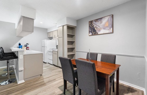North University Appartement | Spacious 3BR/2BA next to UT 7950