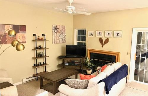 Hancock Maison | Spacious 3BR 3BA Sleeps 8 Ski On Off Jiminy Mountain Resort